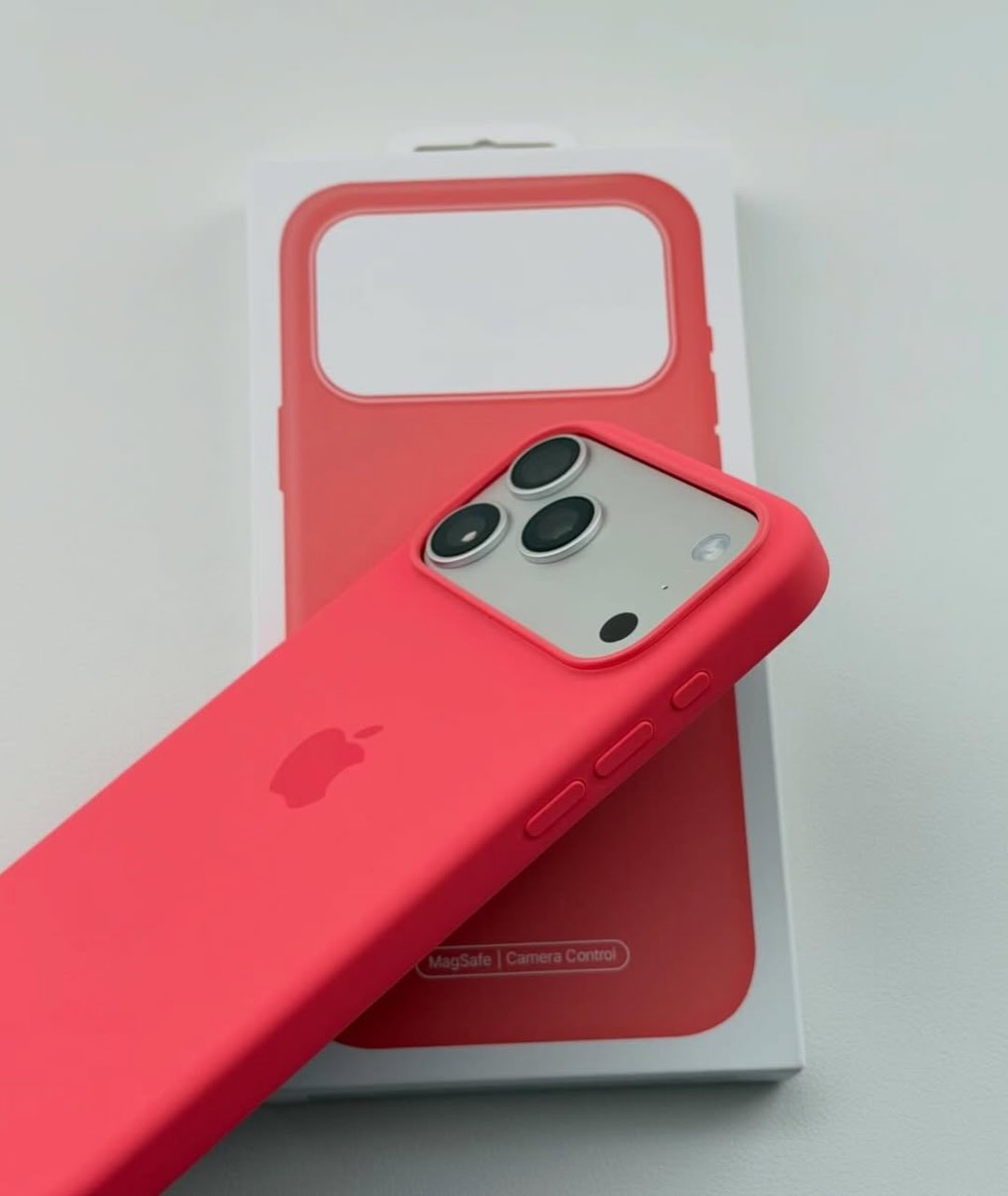 Magsafe Özellikli Kırmızı Lansman Kılıf