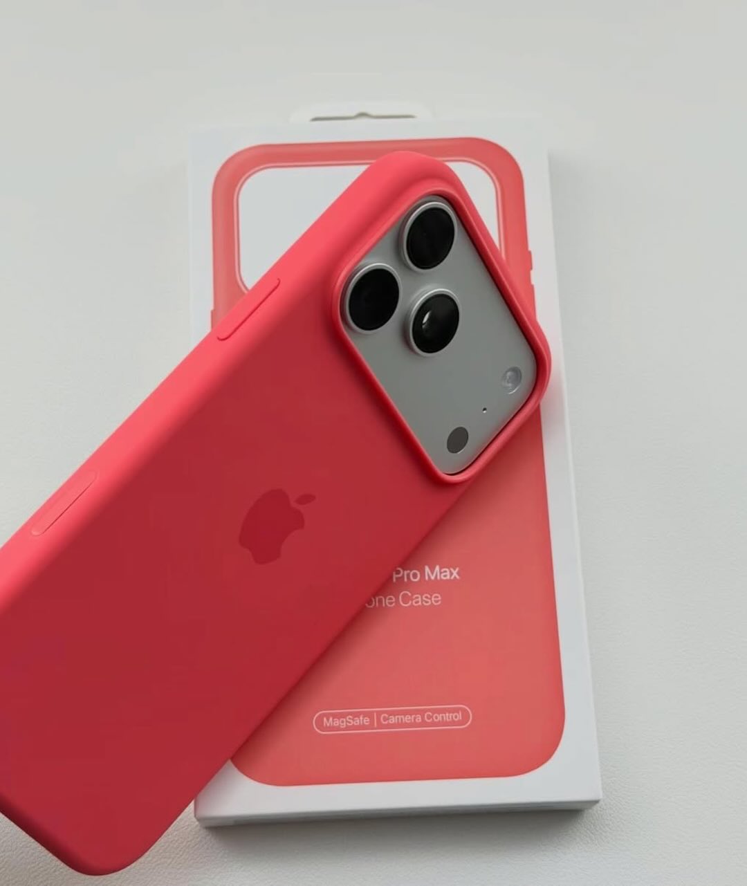 Magsafe Özellikli Kırmızı Lansman Kılıf