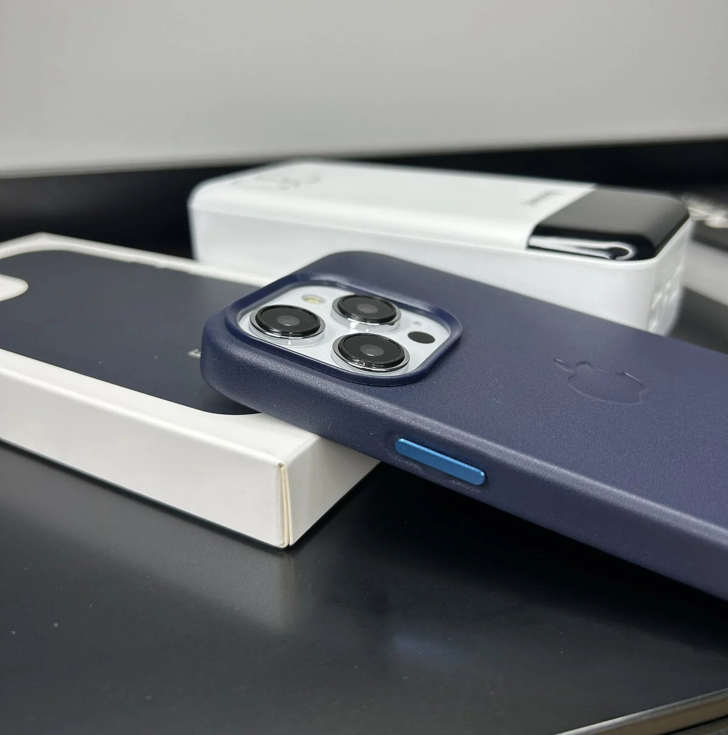 Apple MagSafe Özellikli Deri Kılıf - Lacivert